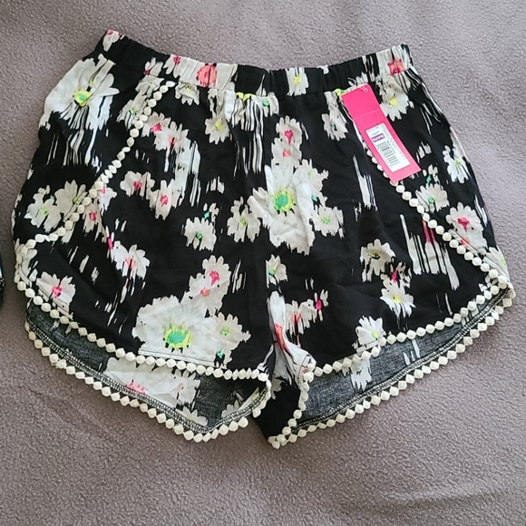 Shorts - Picture 2 of 4